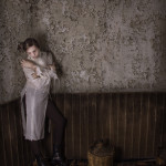 Mujer arrinconada (fotografía de FDimatge)