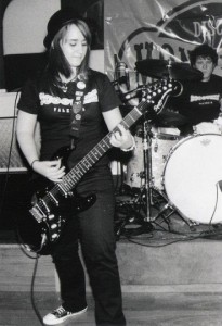 Foto de Iosune Noguera actuando como guitarrista