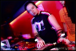 Foto de DJ Terrans pinchando