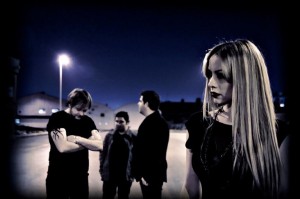 Foto promocional de Dawn Faces en un polígono industrial