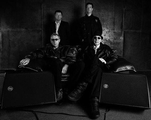 Foto promocional de Red Lorry Yellow Lorry (2012)