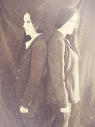 Foto promocional de La Scaltra (2015, sepia). Título: Forsaken