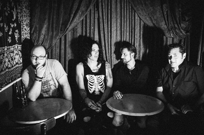 Foto con los integrantes de Death Rose mirando fuera de cámara (Café de las Horas. Valencia, noviembre 2016)