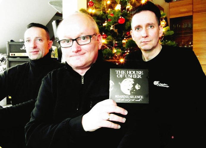 Foto promocional de los miembros de The House Of Usher enseñando su álbum Roaring Silence